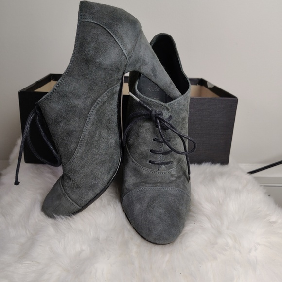 🎄 Elegant Gray Suede Heels 🎄 - Picture 2 of 8
